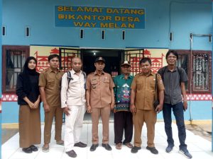 Foto Bersama : Behavioral Change Specialist P3PD RMC 6 Provinsi Lampung, Riza Allatif  Bersama Kepala Desa, Perangkat desa dan Letua BPD di Balai Desa Way Melan pada 14 Mei 2024 saat kunjungan di Desa Way Melan Kecamatan Kotabumi Selatan.