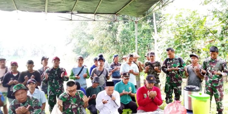 Karya Bakti TNI di Desa Trimulyo Bangun Jalan Antar Dusun dan Sarana Olahraga