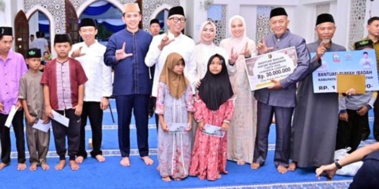 Gubernur Lampung Serahkan Hibah Masjid dan Santuni Anak Yatim Saat Safari Ramadan