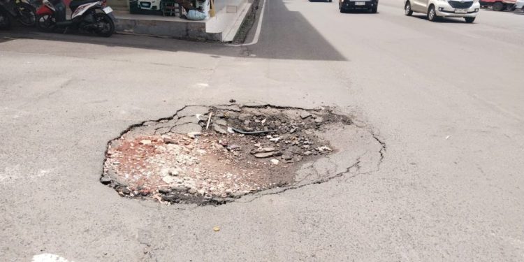 Jalan Berlubang dan Rusak Parah, Pemkot Diminta Fokus pada Kebutuhan Dasar