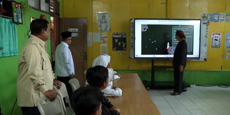 Bantuan Smart Board dan Laptop di Lampung Belum Merata