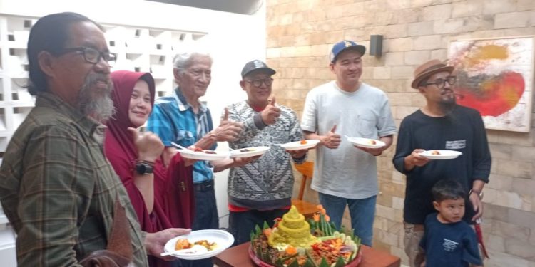 Dari Kandinsky hingga AI, Abstrak Tetap Berakar pada Kepekaan Manusia