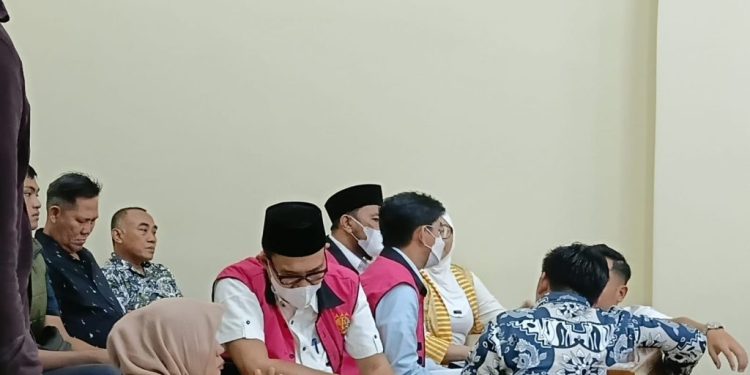 Jelang Putusan, Tiga Terdakwa PT LEB Terlihat Tenang dan Banyak Berinteraksi dengan Kolega
