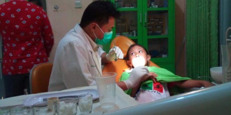 Prinsip Kedokteran Gigi Modern: Pertahankan Gigi Asli Selama Masih Memungkinkan